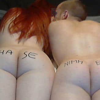   Hallo!  Wir sind ein junges, frisch verheiratetes Pärchen, 21 und 35, berufstätig und verliebt! ;)  Viele behaupten wir seien sexsüchtig oder gar nymphoman. Ganz so stimmt das nicht, aber wir lieben Sex in all seinen Varianten und von gutem Sex bekommen wir kaum genug! ;)  Wir sind beide bi und leben das seit kurzem auch aus. Seit einiger Zeit sind wir auch in der Swingerscene unterwegs und leben unsere Liebe zum Sex voll aus!  Wir suchen also auch reale Treffen! Also meldet euch! ;)